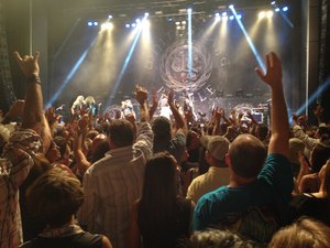 Hard Rock Biloxi MS - Whitesnake takes a well deserved bow to the crowd